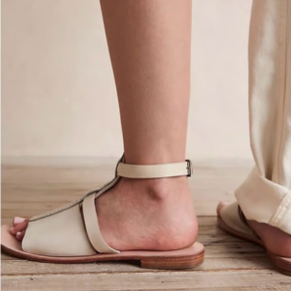 (NWT) Cream Ivory Free People Leather
Gladiator Top-Stitch Open-Toe Sandals 38